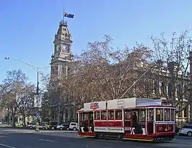 Un ancien tramway de la ville circulant pour les touristes