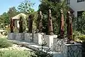 Sculptures sur bois de László Pintér des Sept chefs magyars, devant la maison communale