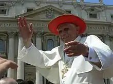 Le pape Benoît XVI portant le saturne papal lors d'une audience publique, place Saint-Pierre - Rome.