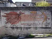 Photographie en couleurs d'un mur portant l'inscription : BENEHARNUM.