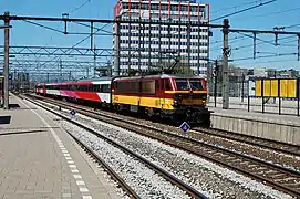 Série 11 (SNCB) et voitures ICR revêtues de l’éphémère livrée Hispeed.