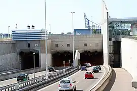 Les nouveaux tubes de tunnel C, D et E, vus du côté sud. Sur la droite se trouve l'entrée du tunnel pour les vélos.