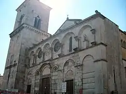 La façade et le clocher.