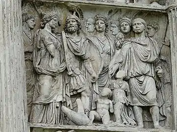 Au milieu, à droite : Trajan et les déesses de la fertilité et de la protection.