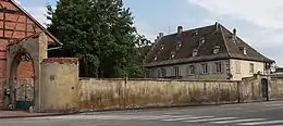 Relais de poste à chevaux- mur de clôture avec porches et porte piétonne, façades et toitures du corps de logis sauf véranda, escalier à balustres, salle à manger avec plafond et cheminée, façades et toitures des dépendances et du pavillon de jardin- cour intérieure, mur de clôture arrière entre l'ancien relais de poste et le pavillon de jardin