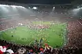 Des supporters du Benfica envahissant le terrain lors du Estadio da Luz