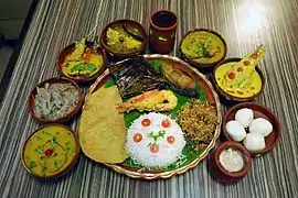 Un thali bengali. Le Bengale, du fait de sa proximité avec la mer et de son emplacement dans un delta poissonneux, a une cuisine où le poisson est un mets de choix préparé à divers occasions et selon des recettes très variées.