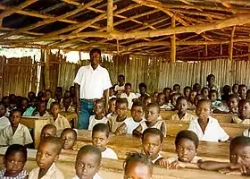 Un enseignant et ses élèves dans une salle de classe au Bénin