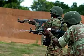 Des soldats de l'armée béninoise participent à un exercice de tir réel à Bembèrèkè