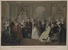 Gravure en couleurs représentant Louis XVI et Marie-Antoinette, assis regardant Franklin qu'une dame de la cour pare d'une branche de laurier, en présence de plusieurs courtisans.