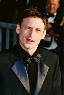 l'acteur en plan poitrine, smoking, chemise et nœud papillon noirs