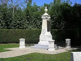 Monument aux morts, œuvre de Jean-Éloi Ducom. (Détails du monument en 3D)