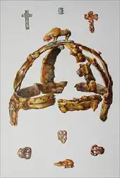 Illustration en couleurs des débris du casque entourés de petits objets en métal, dont des croix