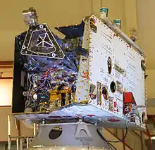 Photographie en couleur présentant le Mercury Planetary Orbiter en laboratoire.