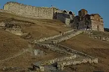 L'entrée du château de Berat et l'église byzantine de la Sainte-Trinité.