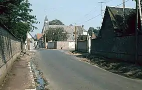 Berchères la Maingot - La Grande Rue et l'église en 1969