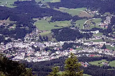 Vue vers le nord-ouest à partir du Nid d’aigle : la petite ville de Berchtesgaden.