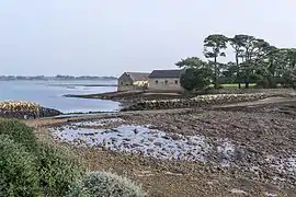 Accès par la chaussée submersible à marée basse.