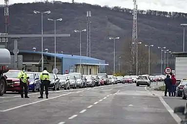 File de voitures attendant à la frontière slovaque le 13 mars 2020.