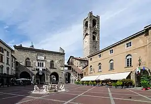 Piazza vecchia et palais du Podestat à Bergame.