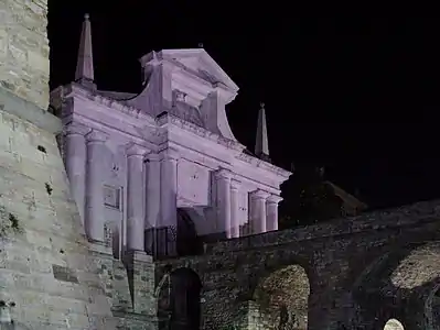 Porta San Giacomo illuminée.