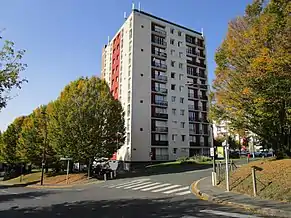 Tour sur la rue de la Bergeonnerie, dans la partie est du quartier