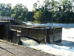 L'espèce d'escalier au second plan à gauche correspond à la passe à poissons.