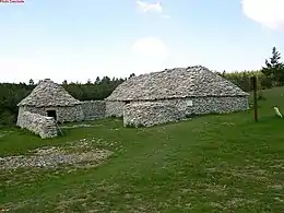 Bergerie construite en pierre sèche à la fin du XIXe siècle aux Terres du Roux à Redortiers, dans les Alpes-de-Haute-Provence : la cabane du berger (à gauche) est séparée de la bergerie
