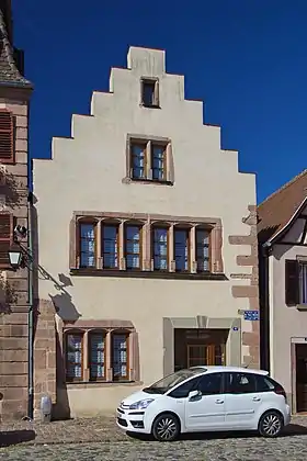 Maisonfaçades sur rue et sur cour