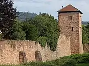 Enceinte médiévale (XIVe), Tour E rectangulaire, vers l'est.