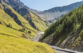 Photographie couleur d'une vallée montagnarde.