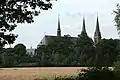 L'église abbatiale vue des champs