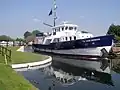 Le navire d’entraînement des cadets de la Marine, le TS John Jerwood, traverse Patch Bridge sur le canal de Gloucester et Sharpness, en route vers la rivière Severn.