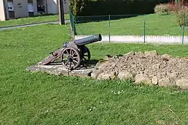 Vieux canon érigé en monument.