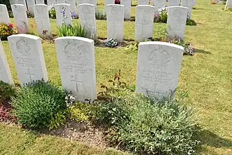 Tombes de trois soldats du Border Regiment tombés le 26 juin 1918.