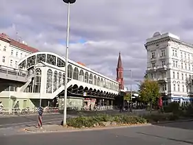 La station vue de l'extérieur en 2005.