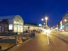 La station Warschauer Straße de nuit à gauche.