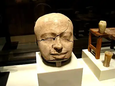 Masque funéraire égyptien en plâtre, ancien empire.