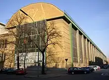 Bâtiment AEG à Berlin de Peter Behrens en 1909. Architecture de hall béton (architecture type).