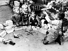 Des enfants de Berlin-Ouest jouent au pont aérien, 1948