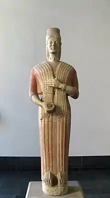 Statue funéraire. Sud Attique, v. 570. Marbre de l'Hymette, H. 192,5 cm. avec couronne et plinthe, sinon 1,77 m. Pigments. Altes Museum.
