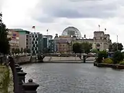 Le palais du Reichstag et les studios de l’ARD au bord de la Sprée.
