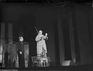 Grock en représentation à Berlin en 1936 dans un numéro avec un violon