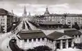 Photographie de 1910 : la station de métro est au premier plan, l'Église du Souvenir en arrière-plan.