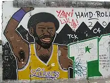 Un graffiti représentant un basketteur sur le mur de Berlin.