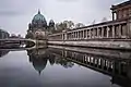 La cathédrale se reflétant dans la rivière Spree.