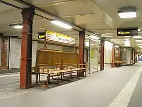 Les bancs de la station.