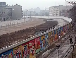 Vue d'une partie de la partie ouest du mur de Berlin en 1986, couverte de graffitis et de peintures murales.