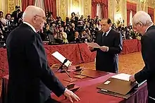 Prestation de serment du président du Conseil des ministres Silvio Berlusconi au palais du Quirinal, le 8 mai 2008, devant le président de la République Giorgio Napolitano.