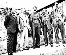 De gauche à droite, George Henry Hall, Harold W. Dodds (en), Richard LawRichard Law, Sol Bloom (en), Osbert PeakeOsbert Peake